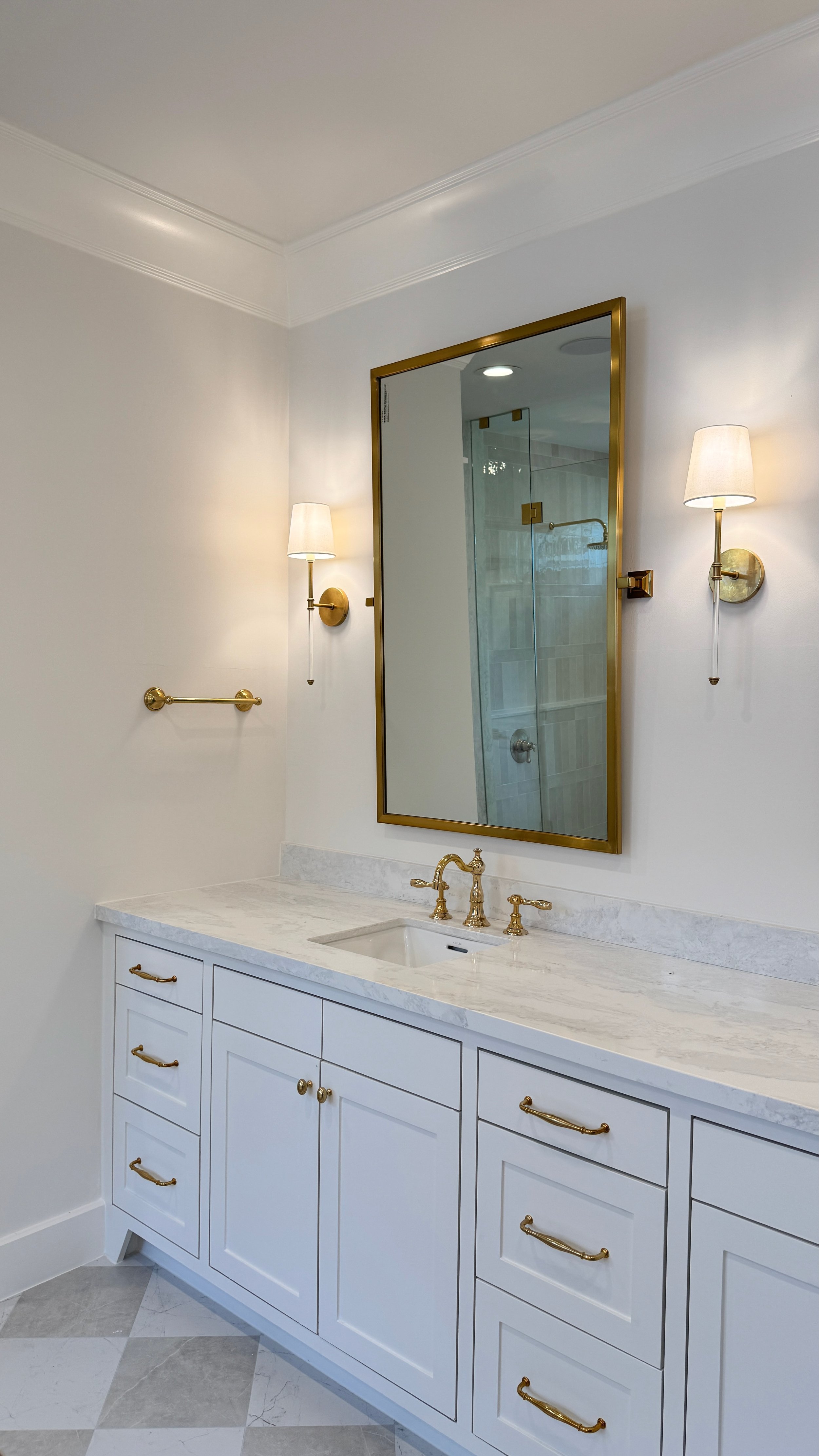 BAYLAND MAIN VANITY NEEDS LIGHTS OFF - USE SS.jpeg