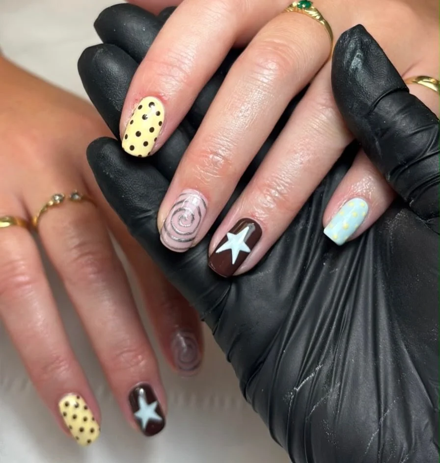 Cool girl nails 🖇️💛
By Naoise

#nails #nailinspo #biab #nailart