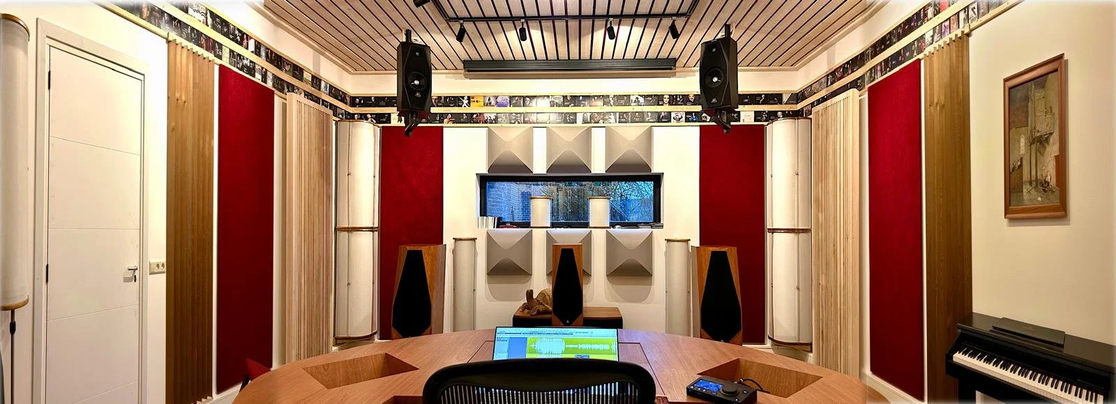 Montagestudio, luidsprekers, geluidsisolatiepanelen en een digitale audio workstation op een tafel | Highstreet Heerewaarden