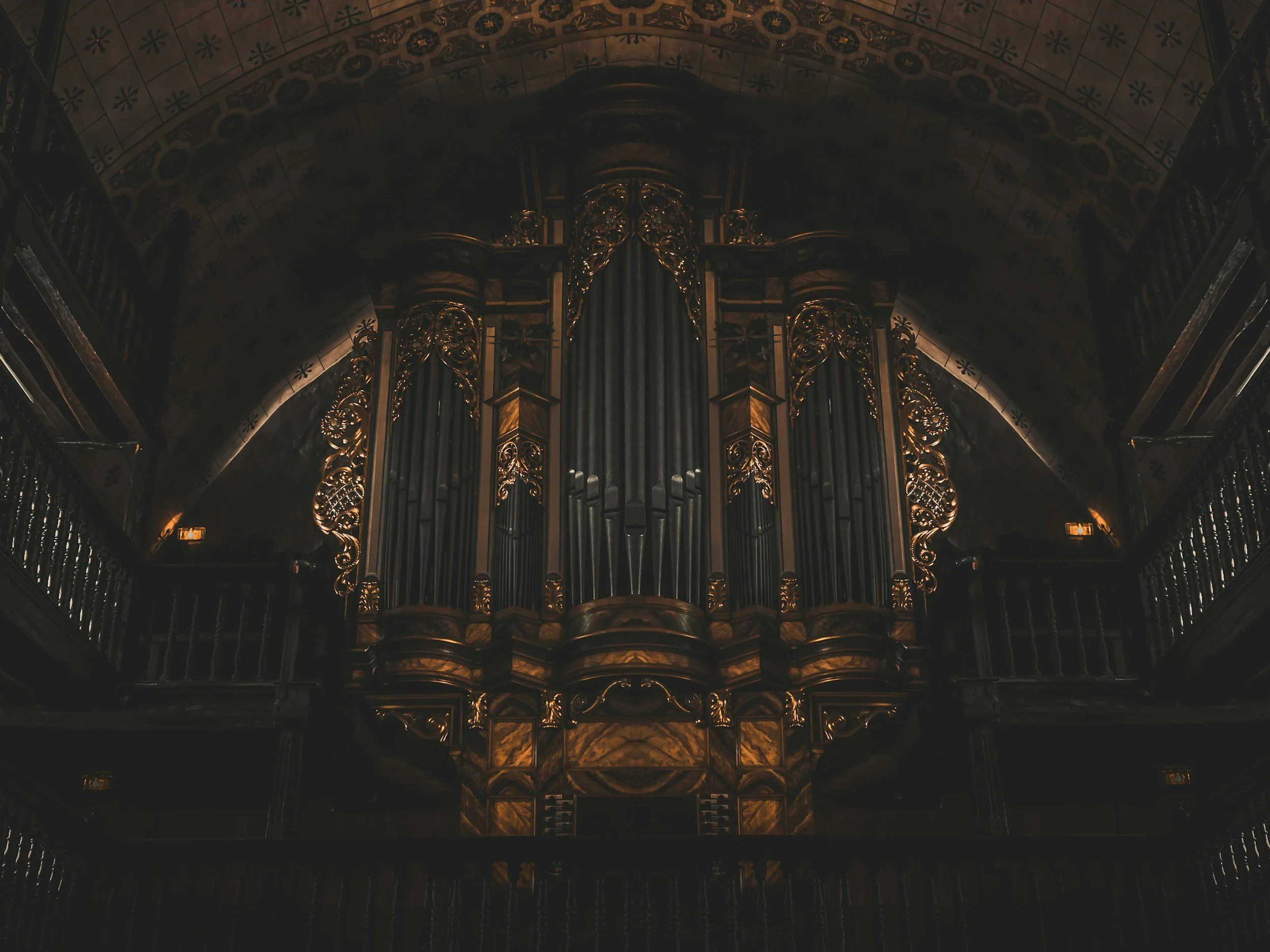 Binnenkant van een kerk of kathedraal met een groot orgel | Highstreet Heerewaarden