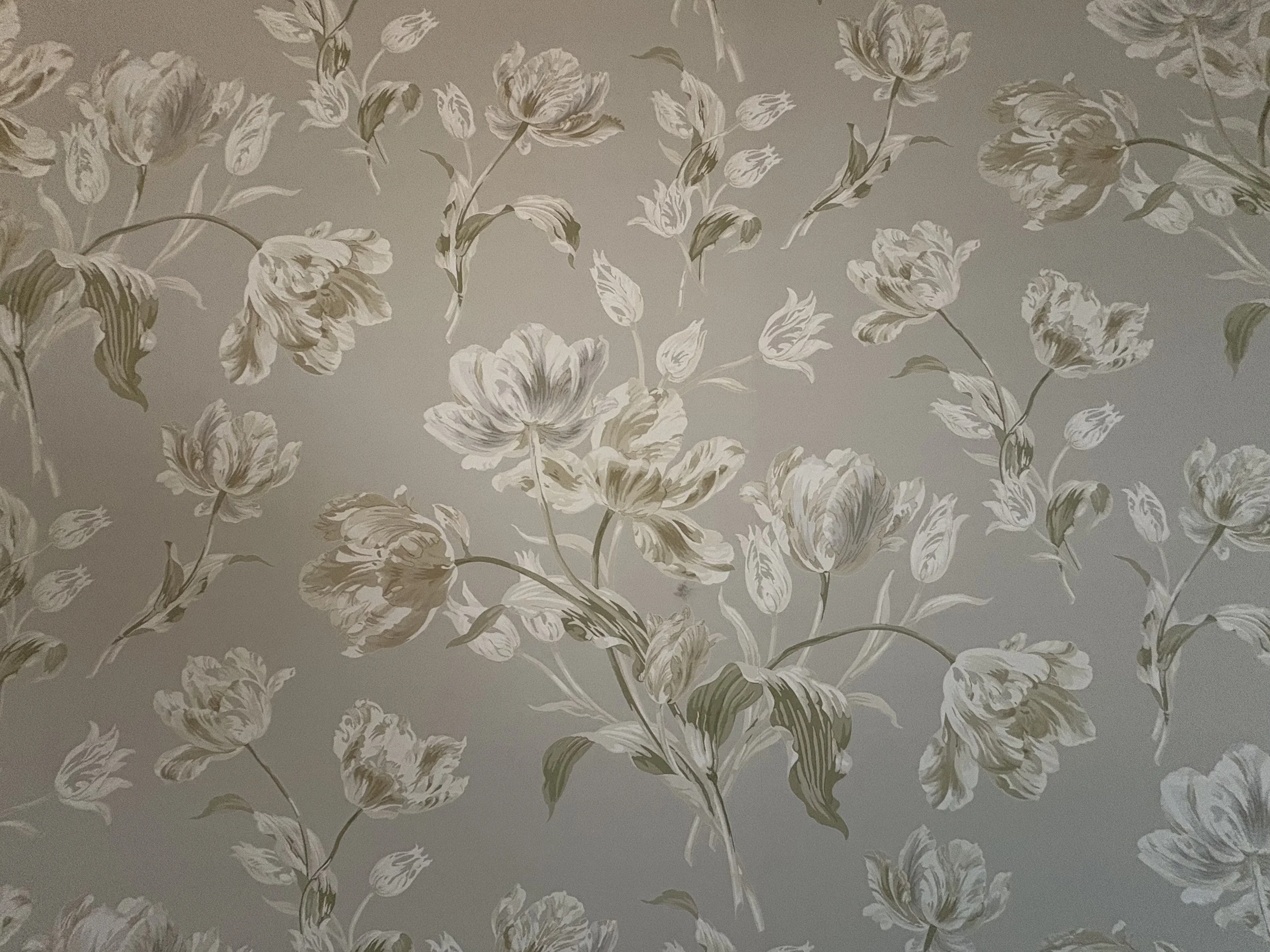 Behang met een bloemenpatroon in beige en groen op een grijze achtergrond | Highstreet Heerewaarden