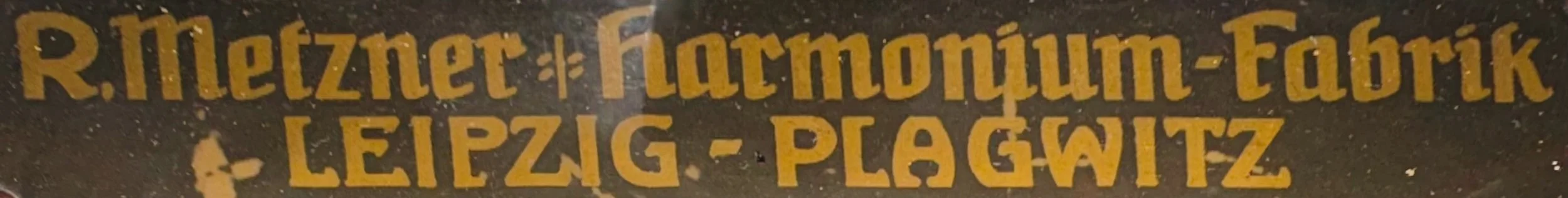 Logo van R. Metzner Harmonium-Fabrik | Highstreet Heerewaarden