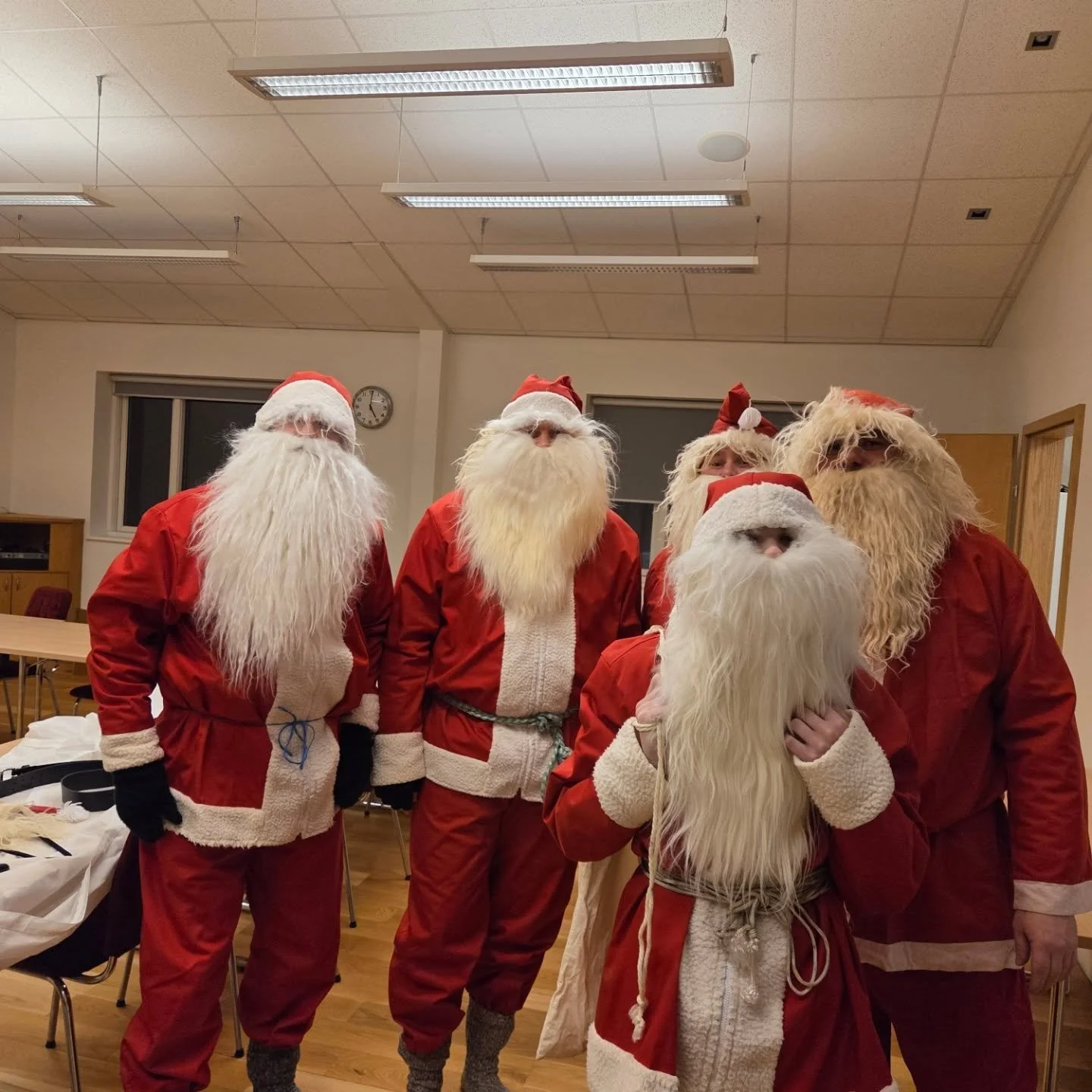 RT16 skelltu s&eacute;r &iacute; a&eth; skemmta b&ouml;rnum vi&eth; tendrun &aacute; J&oacute;latr&eacute; &aacute; Rey&eth;arfir&eth;i. Held a&eth; n&aelig;st megi alveg sleppa b&uacute;ningunum... &thorn;v&iacute;l&iacute;kir j&oacute;lasveinar