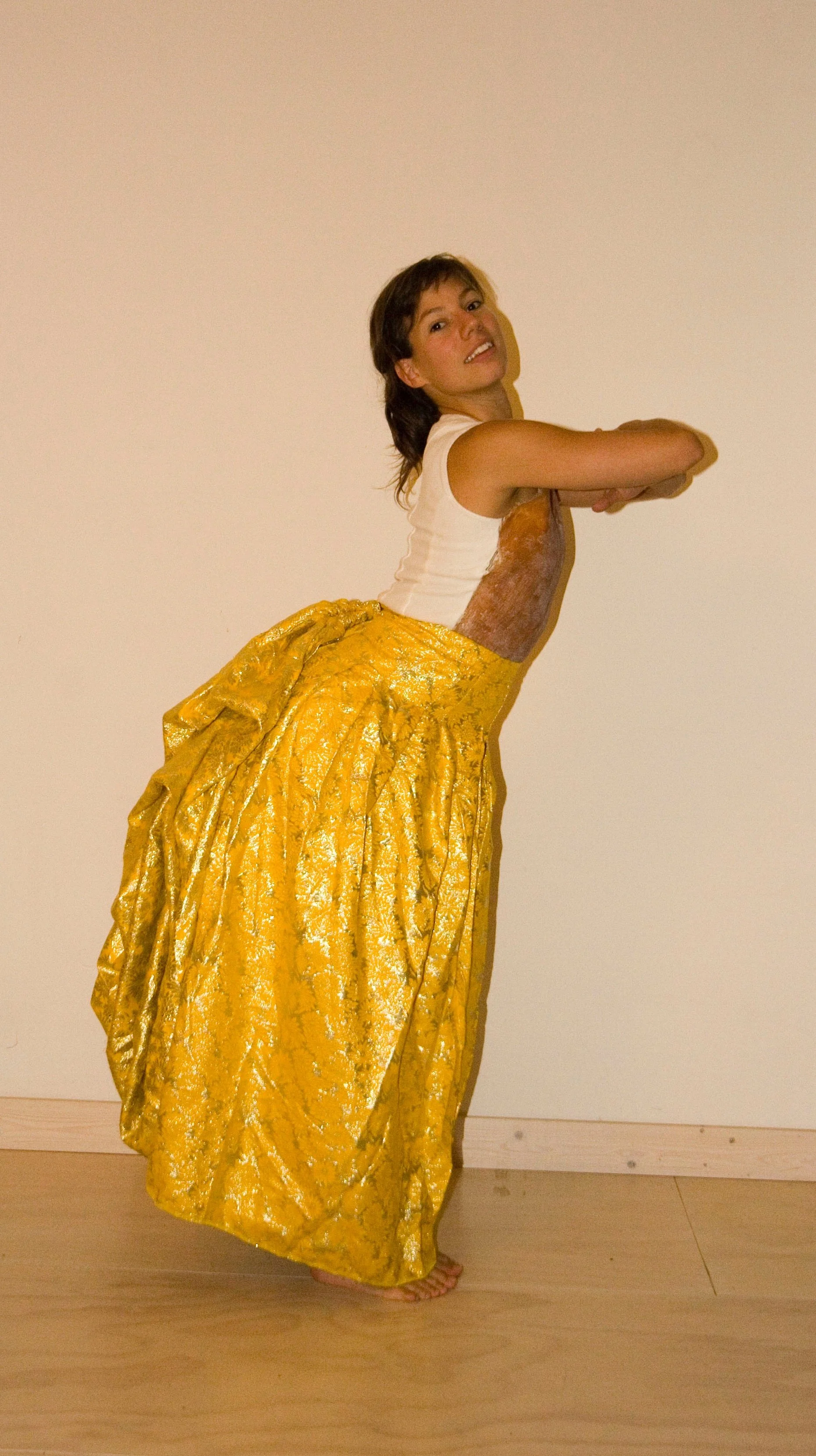 Beatrice gouden kostuum opzij.jpg