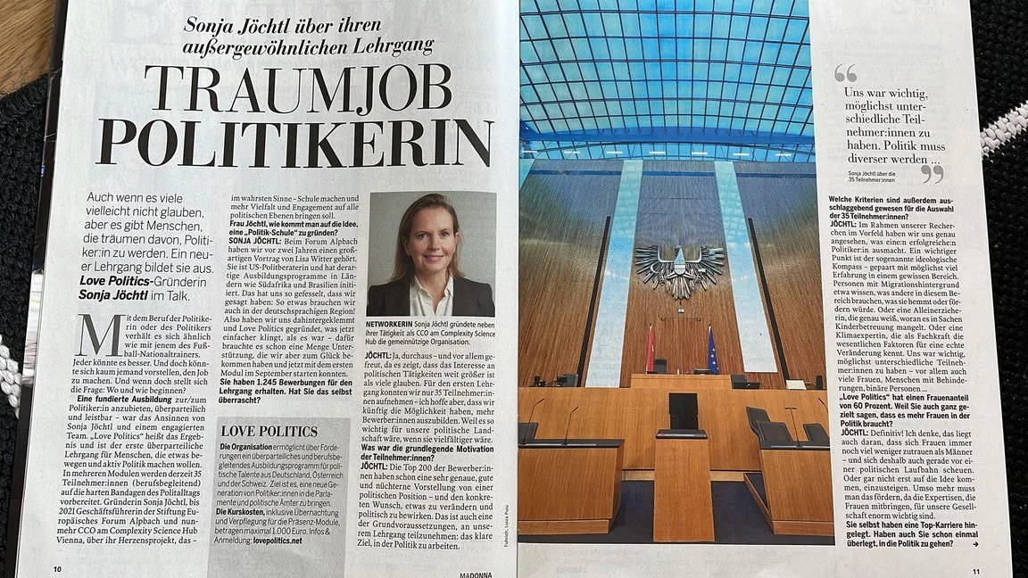 Zwei Bildseiten, eine mit einem Artikel über Sonja Jöchtl, eine mit einem Sitzungssaal mit einem großen Auditorium.