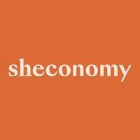 Logo mit orangeem Hintergrund und weißem Text 'sheconomy'