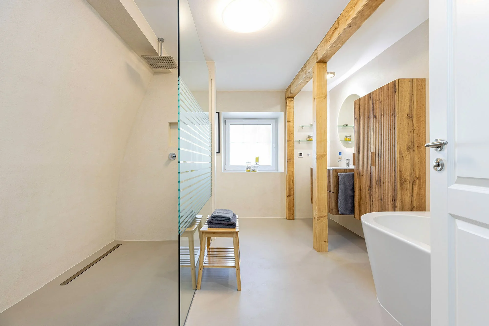 Moderne Badezimmer mit Dusche, Holzregalen, Waschbecken und Fenster, im minimalistischen Stil mit Holz-Elementen.