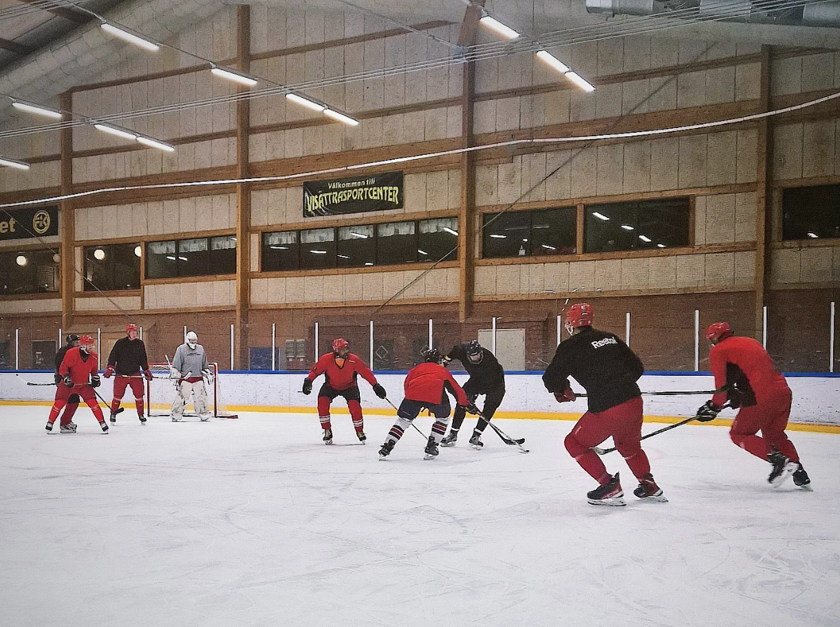 Hockeyspelare i en ishall som spelar ishockey.