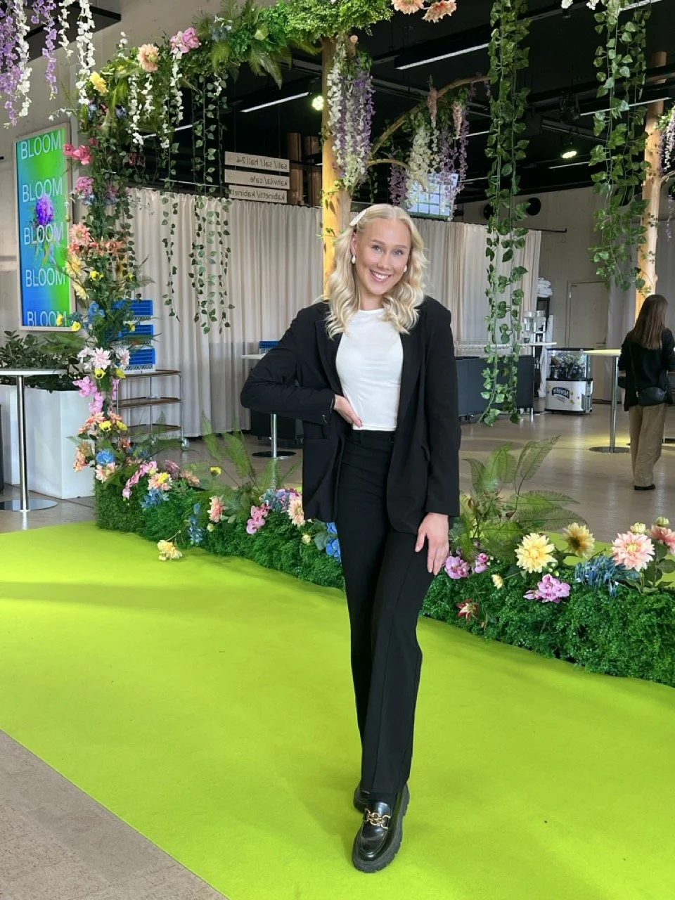 Tara Lehtonen promootiotilanteessa