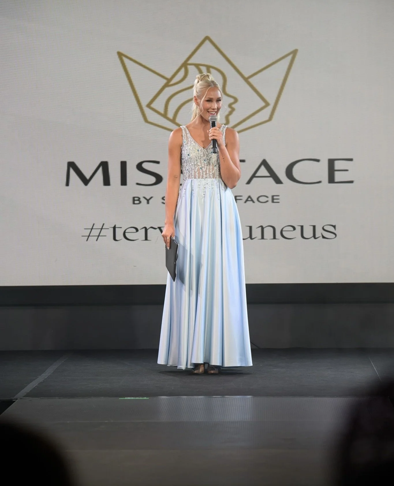 Tara Lehtonen esiintymässä