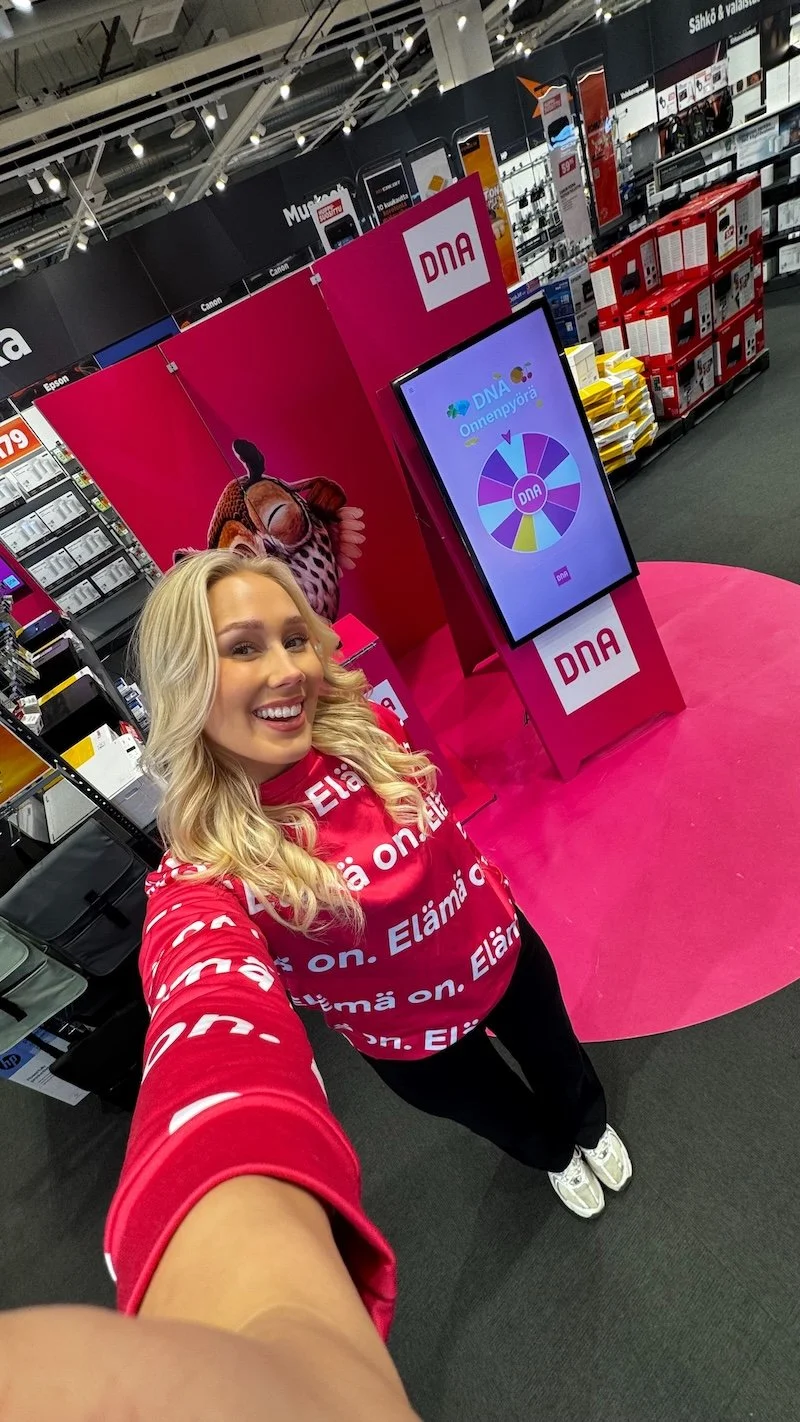 Tara Lehtonen promootiotilanteessa