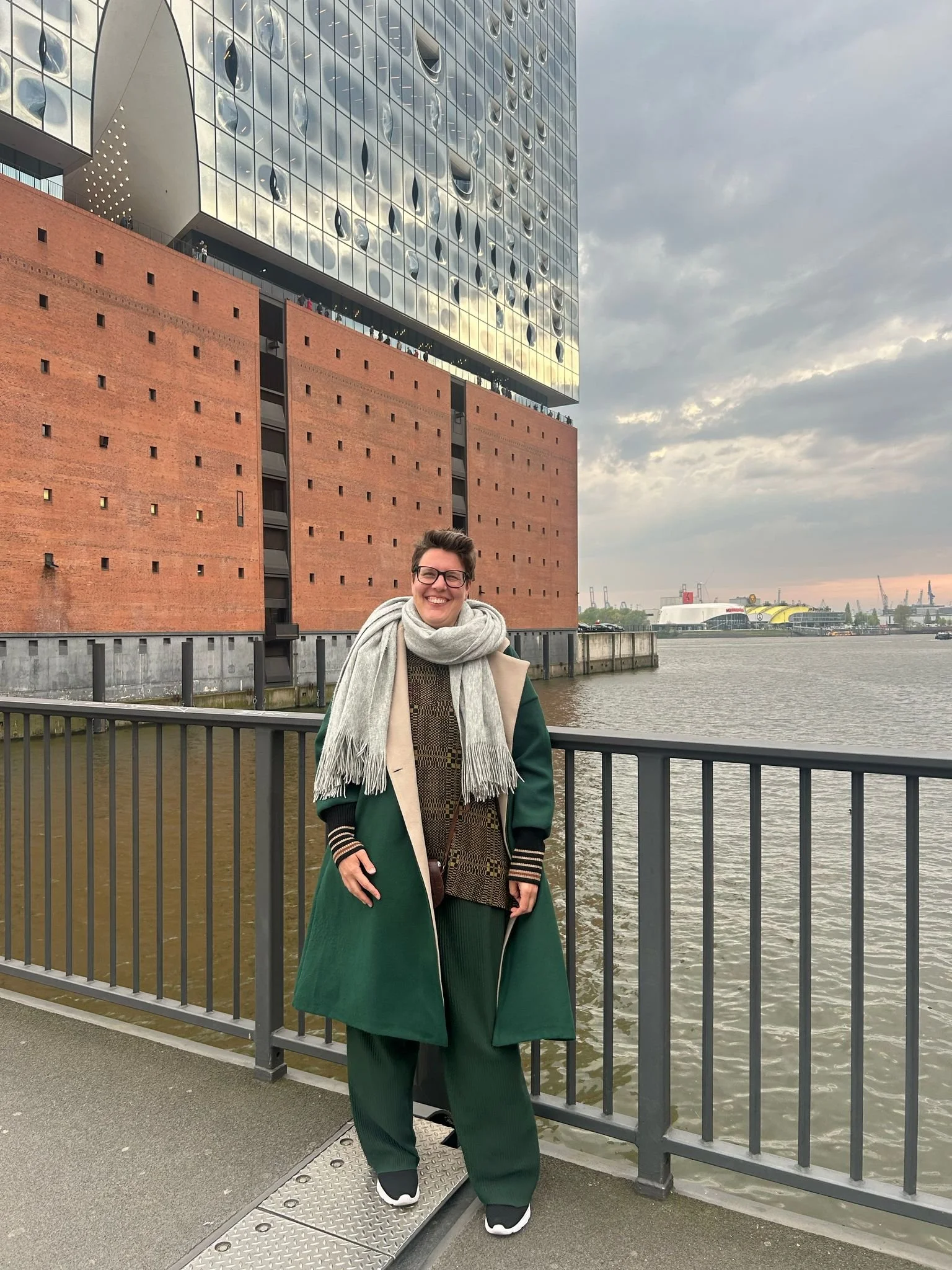 Sabrina vor Elbphilharmonie 2025