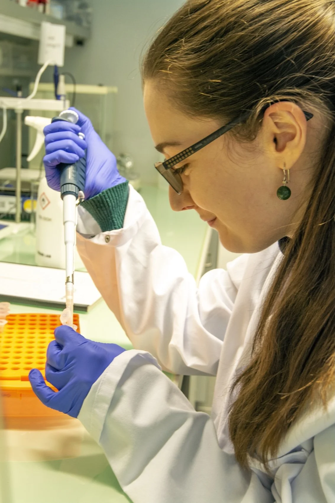Pipetting at the Bench (©Urbán lab)