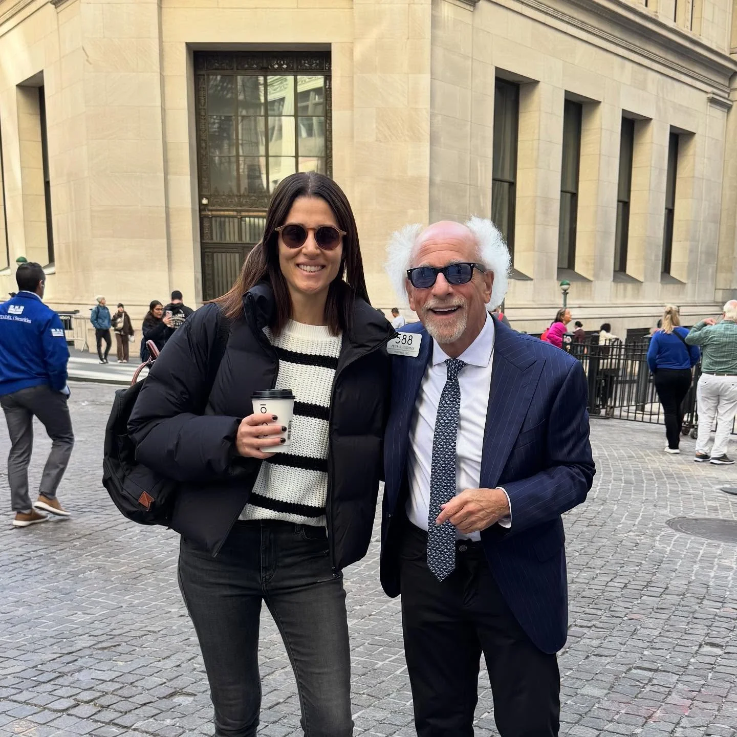 Conocimos a Peter Tuchman el &ldquo;Einstein de Wall Street&rdquo;!!

Peter adem&aacute;s de ser un icono en Wall Street es un distinguido inversor. Sus coberturas de la bolsa y opiniones financieras son reconocidas mundialmente.

Gracias Peter por l