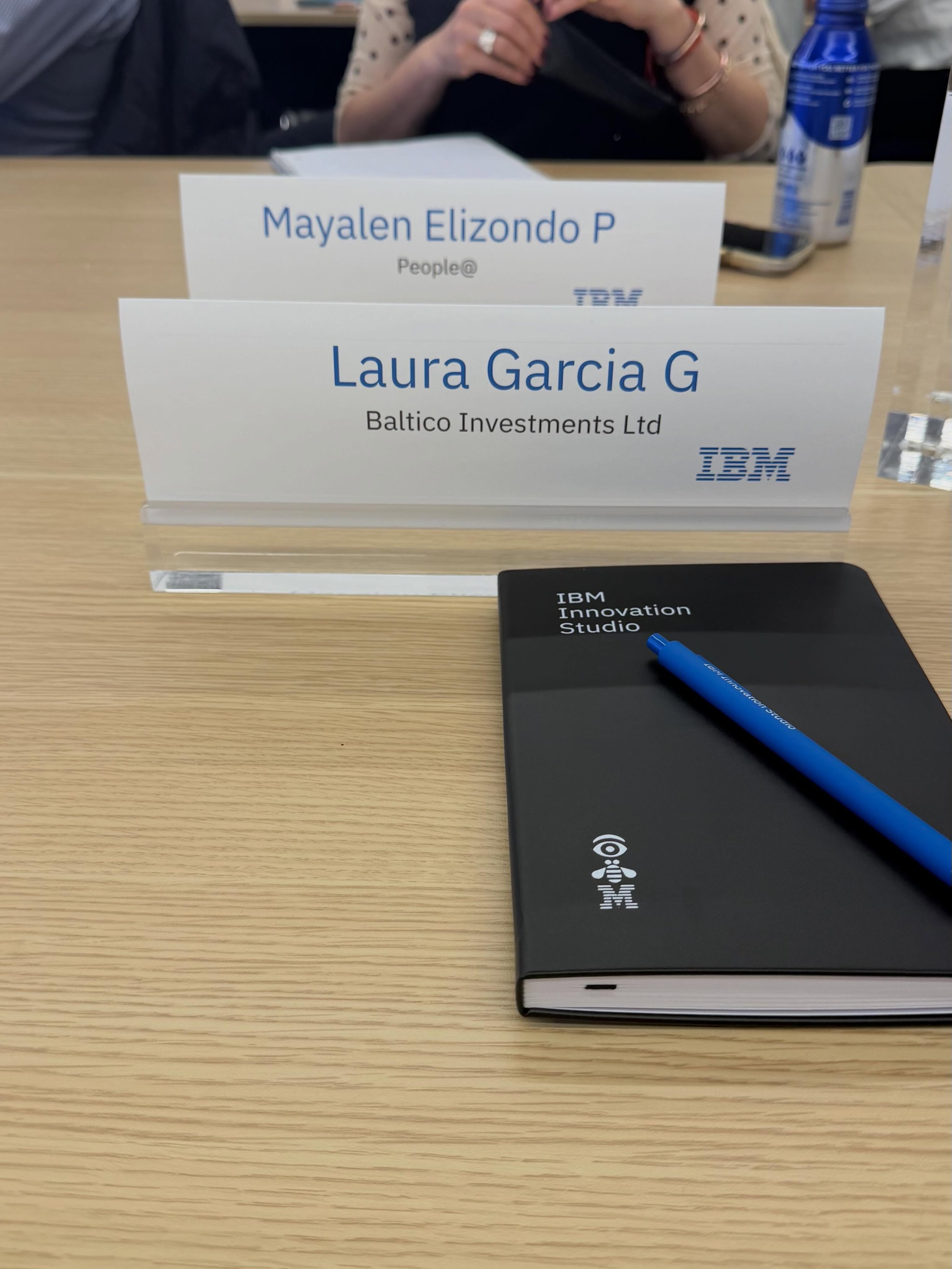 Estuvimos en las oficinas de IBM en Nueva York donde nos reunimos con  Sandra Grieden, VP Strategy &amp; Operations, Marketing, Comms &amp; CSR.

Nos cont&oacute; en detalle c&oacute;mo est&aacute;n integrando a la IA internamente en todas sus operac