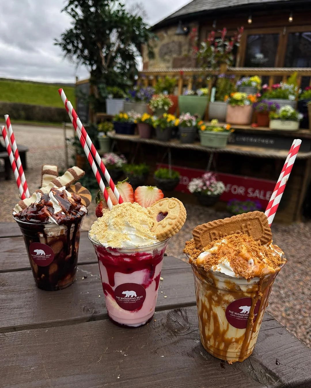 Have you tried our loaded milkshake sundaes?! 🐻

Vanilla Ice cream scoops, topped with milkshake and fully loaded with all the good stuff 🤤

✨ Strawberry Shortcake
✨ Kinder Bueno
✨ Lotus Biscoff

Big, messy, and definitely worth it&hellip;

Which o