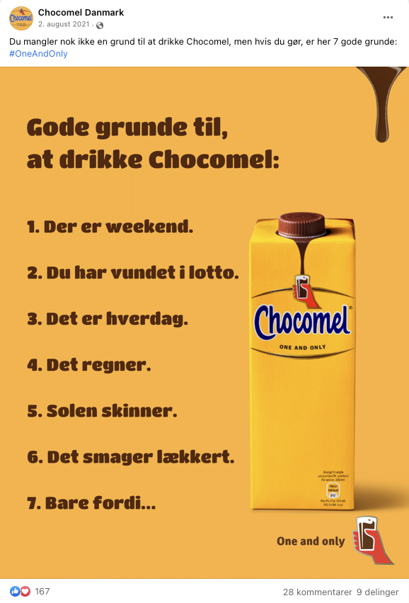 Liste over syv grunde til at drikke Chocomel, inklusive weekend, held, hverdag, regn, sol, smag og bare fordi, med en gul Chocomel-flaske på højre side og chokoladesirup i toppen.