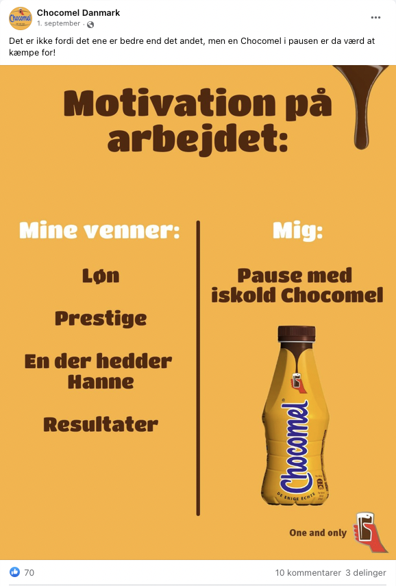 En plakat med en gul og brun Chocomel-flaske og teksten 'Motivation på arbejdet: Mine venner: Løn, Prestige, En der hedder Hanne, Resultater. Mig: Pause med iskold Chocomel. One and only'.