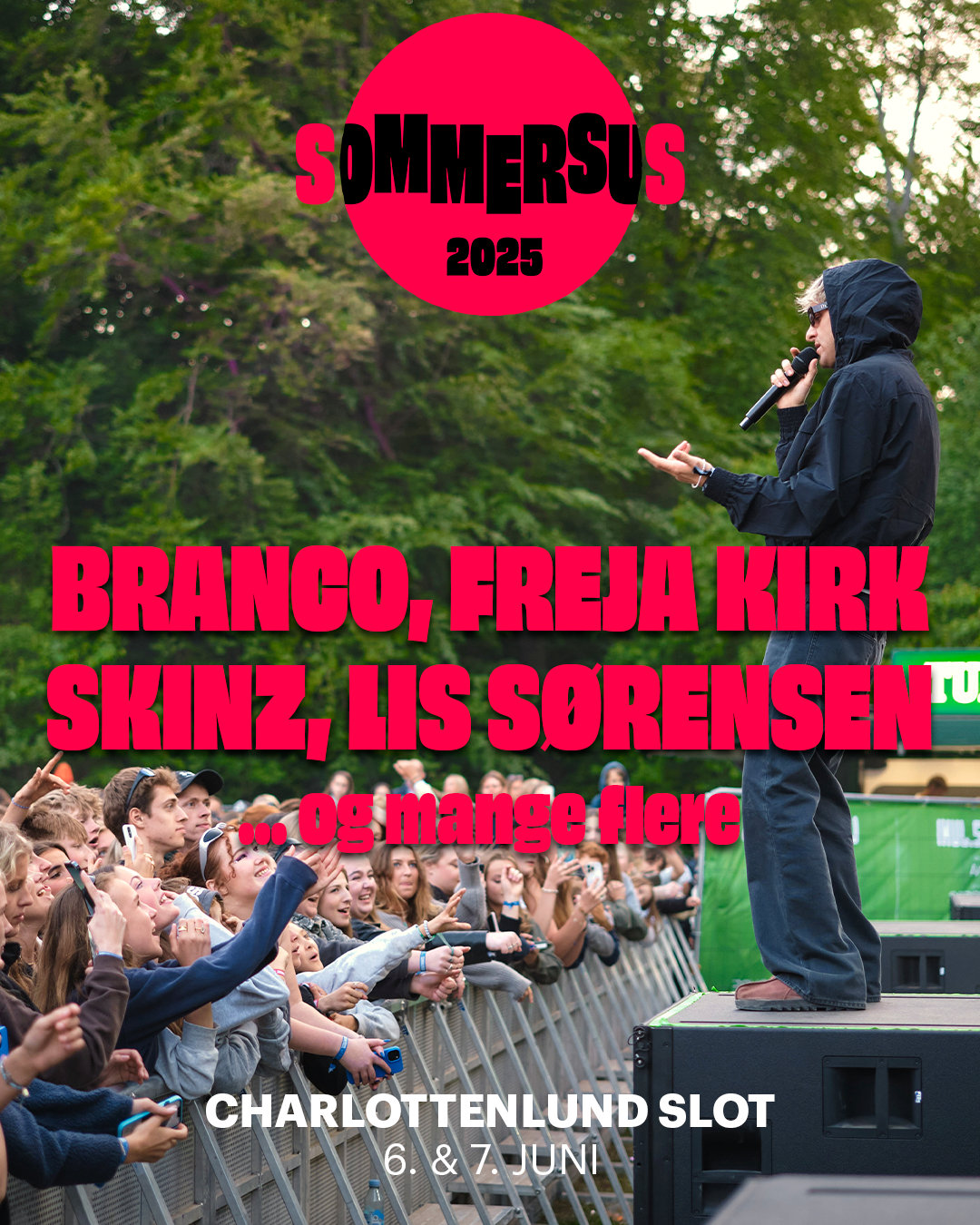 En person holder mikrofon foran en stor forsamling udendørs med grønne træer i baggrunden. Der er tekst på billedet, der promoverer en musikfestival i Charlottenlund Slot den 6. og 7. juni, med navne på kunstnere og en stor pink cirkel.