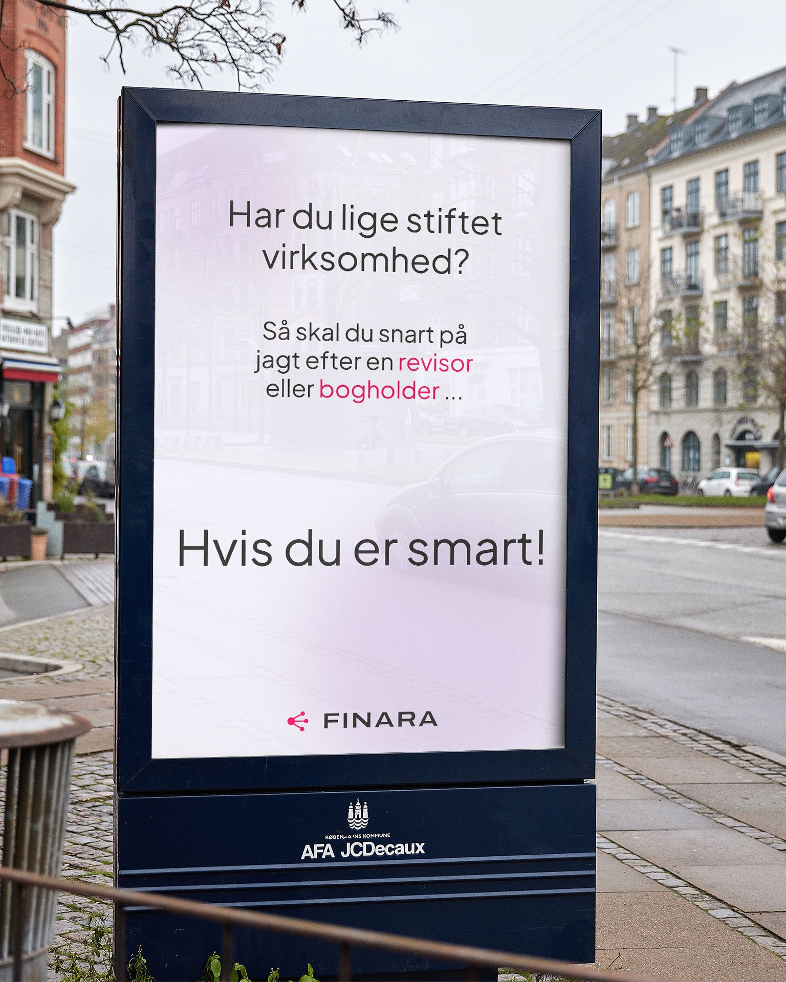 Billboard med tekst der spørger: 'Har du lige stiftet virksomhed? Så skal du snart på jagt efter en revisor eller bogholder... Hvis du er smart!' Med Finara og AFA JCDecaux logo og en illustration af tre kirker.