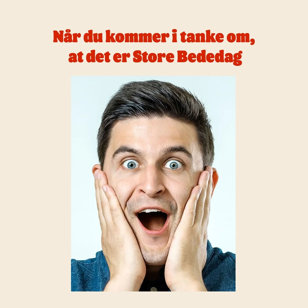 En mand med overrasket udtryk, åbent mund og hænder på kinderne.