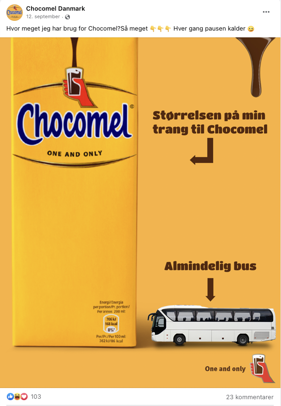 Billedet viser en Chocomel-brik med tekst, der siger, at størrelsen på min Chocomel-eskeboks er som en almindelig bus, og der er et lille billede af en almindelig bus med teksten "Almindelig bus". Der er også teksten "Størrelsen på min trang til Choc