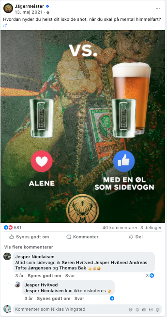 En collage med to billeder, hvor den venstre side viser en person med en hvid t-shirt med en Pepsi logo, og teksten 'ALENE' nedenunder. Den højre side viser en stor øl og en energidrik, med teksten 'MED EN ØL SOM SIDEVOGN.'