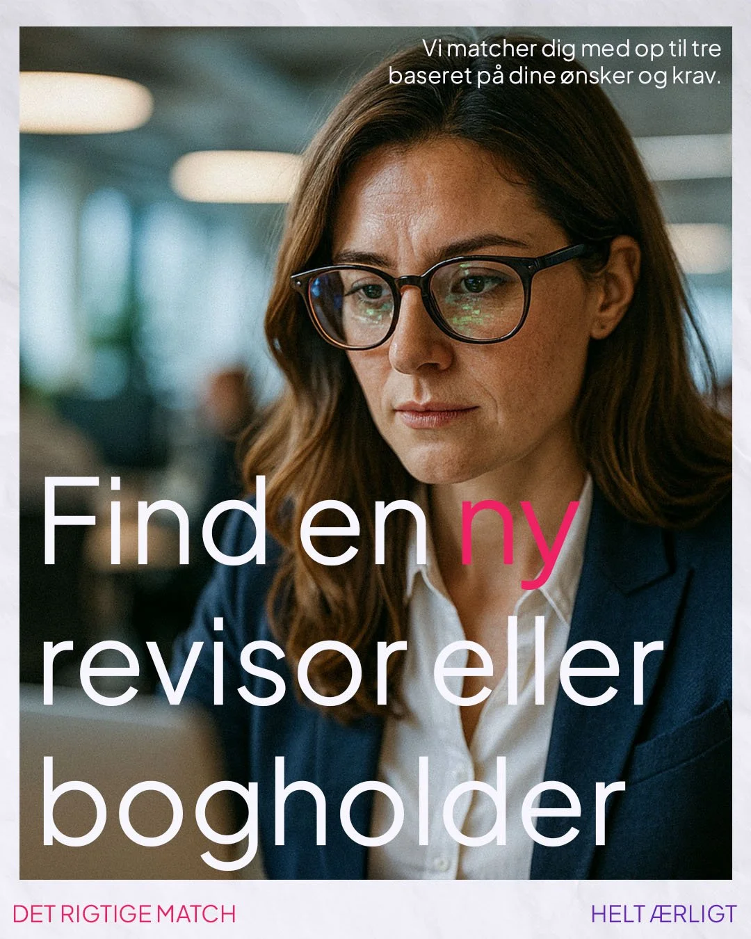 En forretningskvinde med brune hår og sorte briller, der arbejder ved en computer i et kontormiljø.