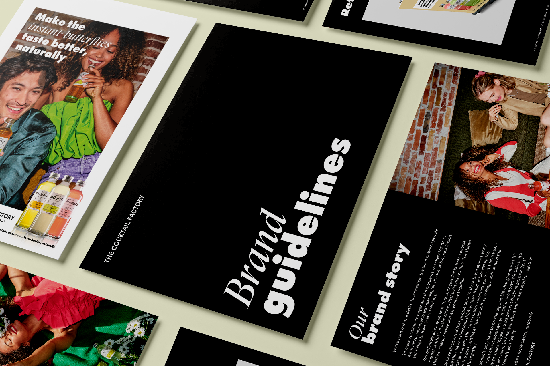 Billedet viser brochurer fra Cocktail Factory, der indeholder billeder af glade mennesker med drikkevarer og tekst om deres brand story.