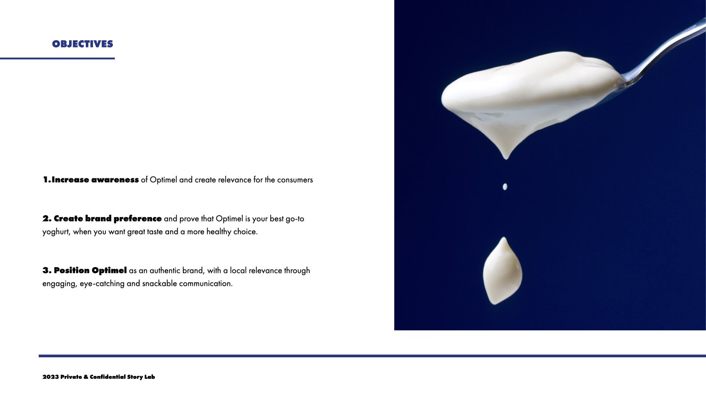 Prøvelskefuld yogurt på en ske mod en mørk blå baggrund.