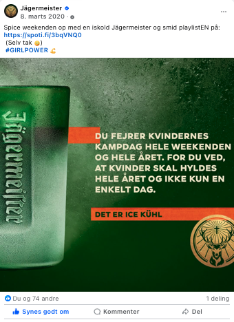 Et grønt glas med etiketten 'Jägermeister' på venstre side. En tekstboks med grøn baggrund og hvid tekst siger: 'DU FEJER KVINDERNES KAMPDAG HELE WEEKENDEN OG HELE ÅRET. FOR DU VED, AT KVINDER SKAL HYLDES HELE ÅRET OG IKKE KUN EN ENKELT DAG.' En oran