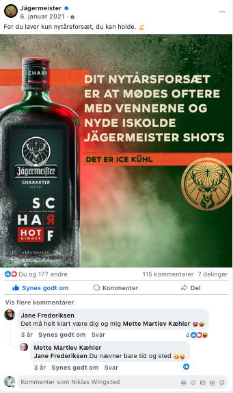 Reklame for Jägermeister med teksten »DIT NYTÅRSFORSÆT ER AT MØDES OFTERE MED VENNER OG NYDE ISKE KÜHLE JÄGERMEISTER SHOTS«. Billedet viser en flaske Jägermeister placeret foran en baggrund med den røde og grønne farve, der ligner det danske flag, sa