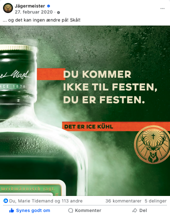 En ølflaske med grøn etiket og en orange banner, der siger 'DU KOMMER IKKE TIL FESTEN, DU ER FESTEN', samt en logo med en hjort på bunden til højre.