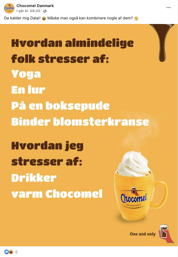Opskrift eller liste med, hvordan almindelige folk stress af, herunder yoga, en lur, på en boksepude, binder blomsterkranse, samt hvordan man selv stresser af, inklusive drikker og varm chokolade, med Chocomel logo og en kop med chokolade og flødesku