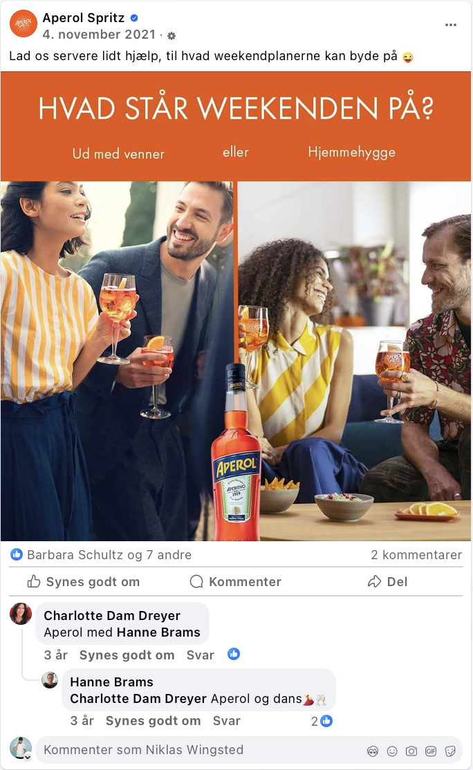 Efterårsbillede med tre personer, der nyder Aperol Spritz og snacks, med en stor flaske Aperol i forgrunden og teksten 'Hvad står weekenden på?'