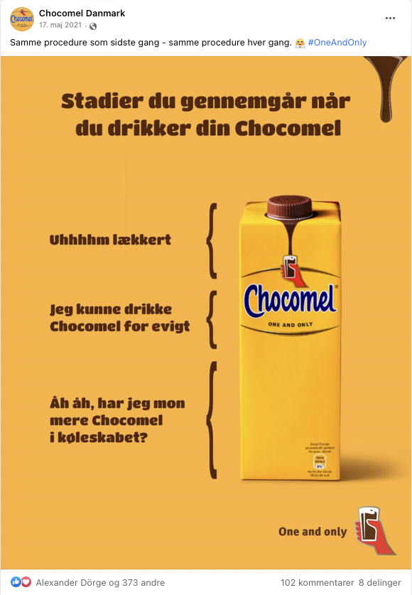 En reklame for Chocomel, med en gul karton med Chocomel-logo, der hældes chokolade ud over kartonen. Tekst på billedet siger: "Stadier du gennemgår når du drikker din Chocomel" med tre stadier: 1. "Uhhhhh lækkert" 2. "Jeg kunne drikke Chocomel for ev