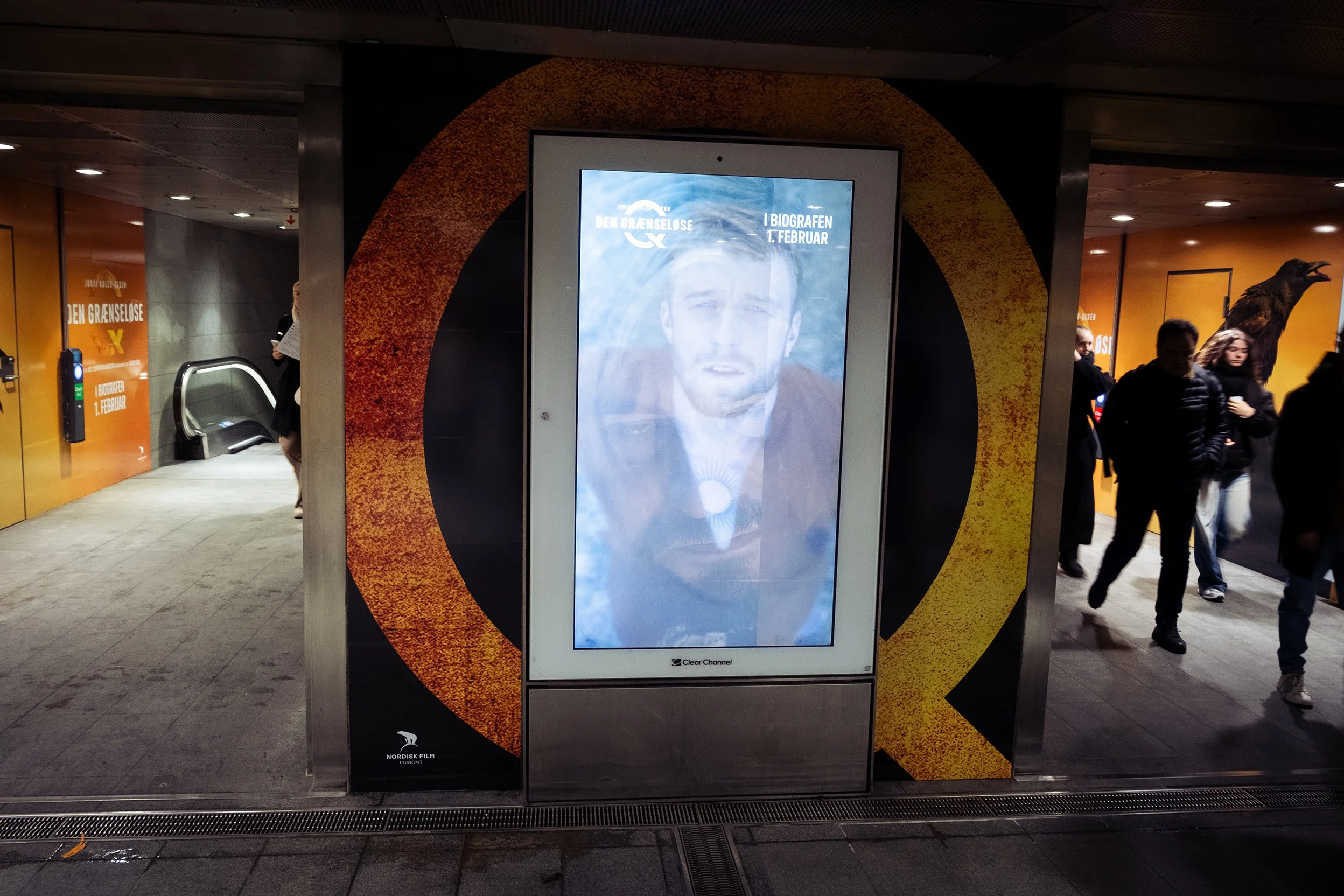 Digital plakat med en mands ansigt, reklame for filmen 'Den Grænseløse', udstilling i biografen, dato 1. februar, dansk tekst.