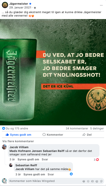 Et grønt shotglas med logoet Jägermeister og teksten: "DU VED, AT JO BEDRE SELSKABET ER, JO BEDRE SMAGER DIT NYLDNINGSSHOT!"