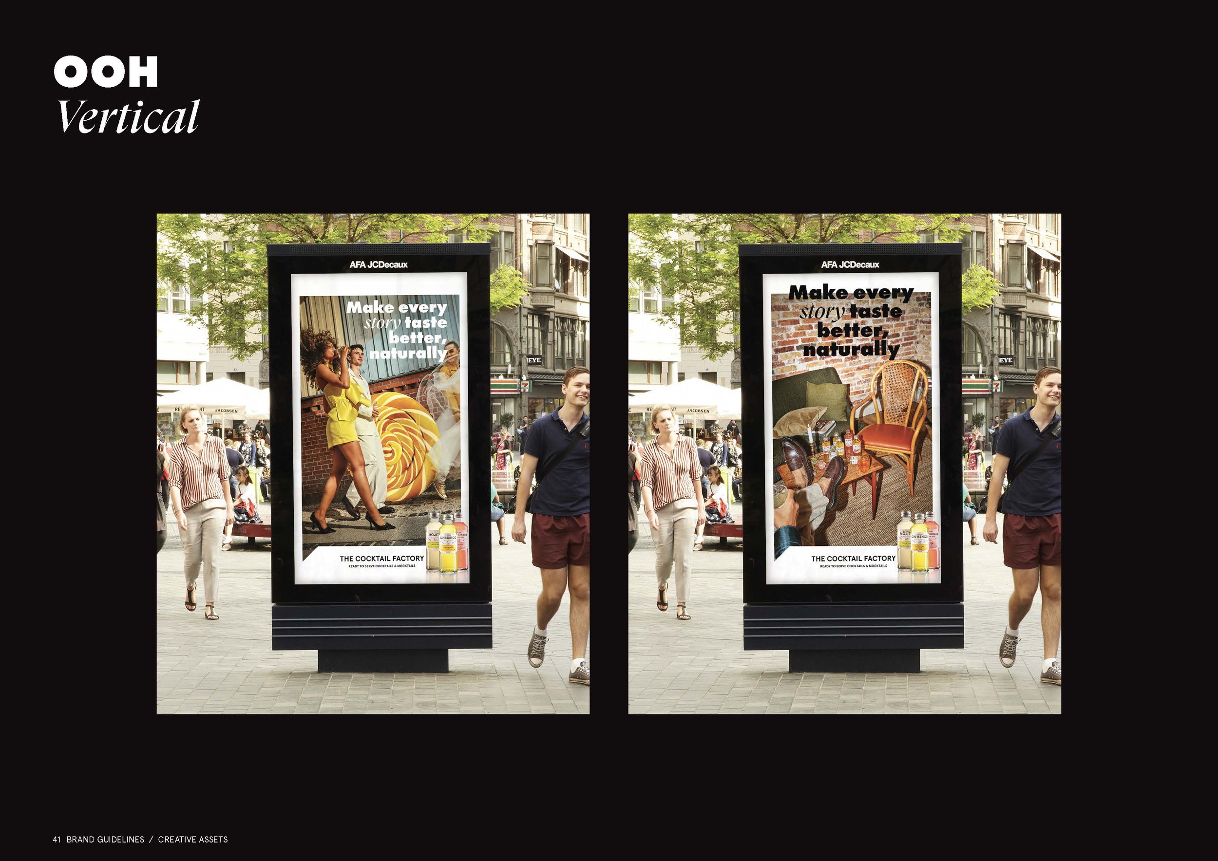 To reklameskærme i et udendørs byområde med mennesker, travlhed og bygninger i baggrunden. Den venstre reklame viser en kvinde i gult med en stor cocktail, teksten siger 'Make every story taste better, naturally'. Den højre reklame viser en stol og f