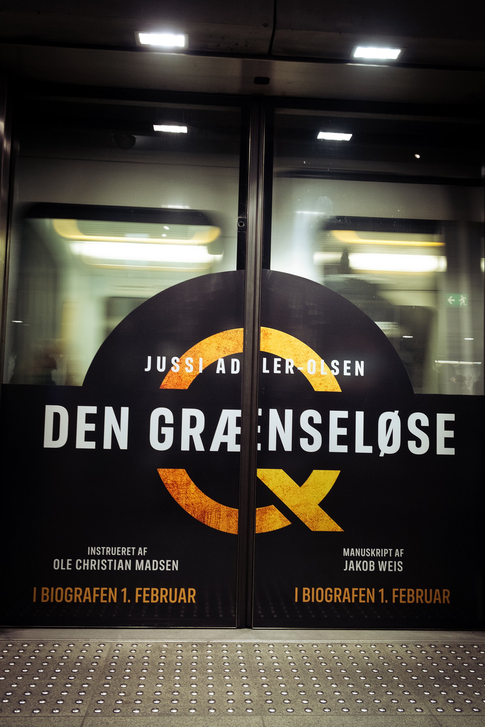 Annonce for en teaterforestilling med titlen 'Den Grænseløse' af Jussi Adler-Olsen. Kunsterinstruktør Ole Christian Madsen og manuskriptforfatter Jakob Weis. Uge 1. februar på biffen.