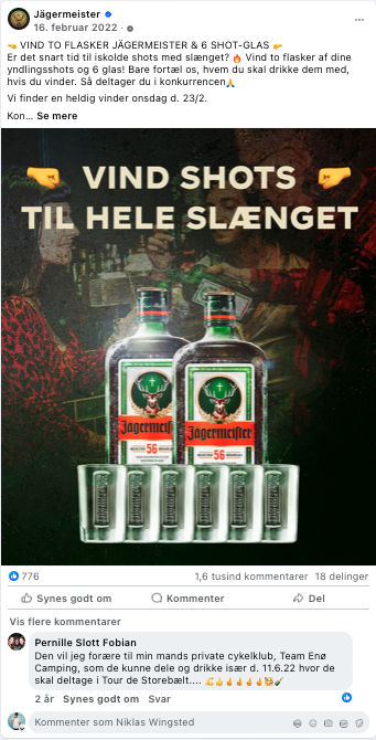 To Jägermeister-flasker og seks shotglas på et bord, med en baggrund af en festlig barscene.
