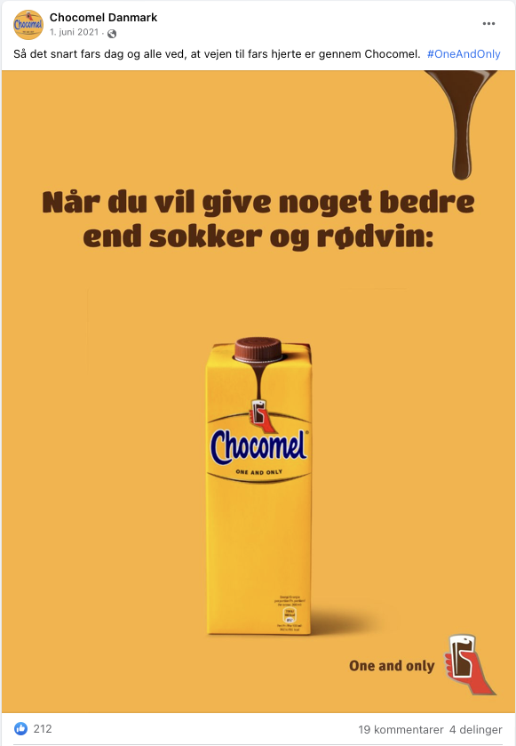 En gul Chocomel-juicekarton med brunt låg, placeret på en orange baggrund. Tekst øverst: 'Når du vil give noget bedre end sokker og røvin:', og nederst til højre: 'One and only', med en lille Chocomel-glaslogo.