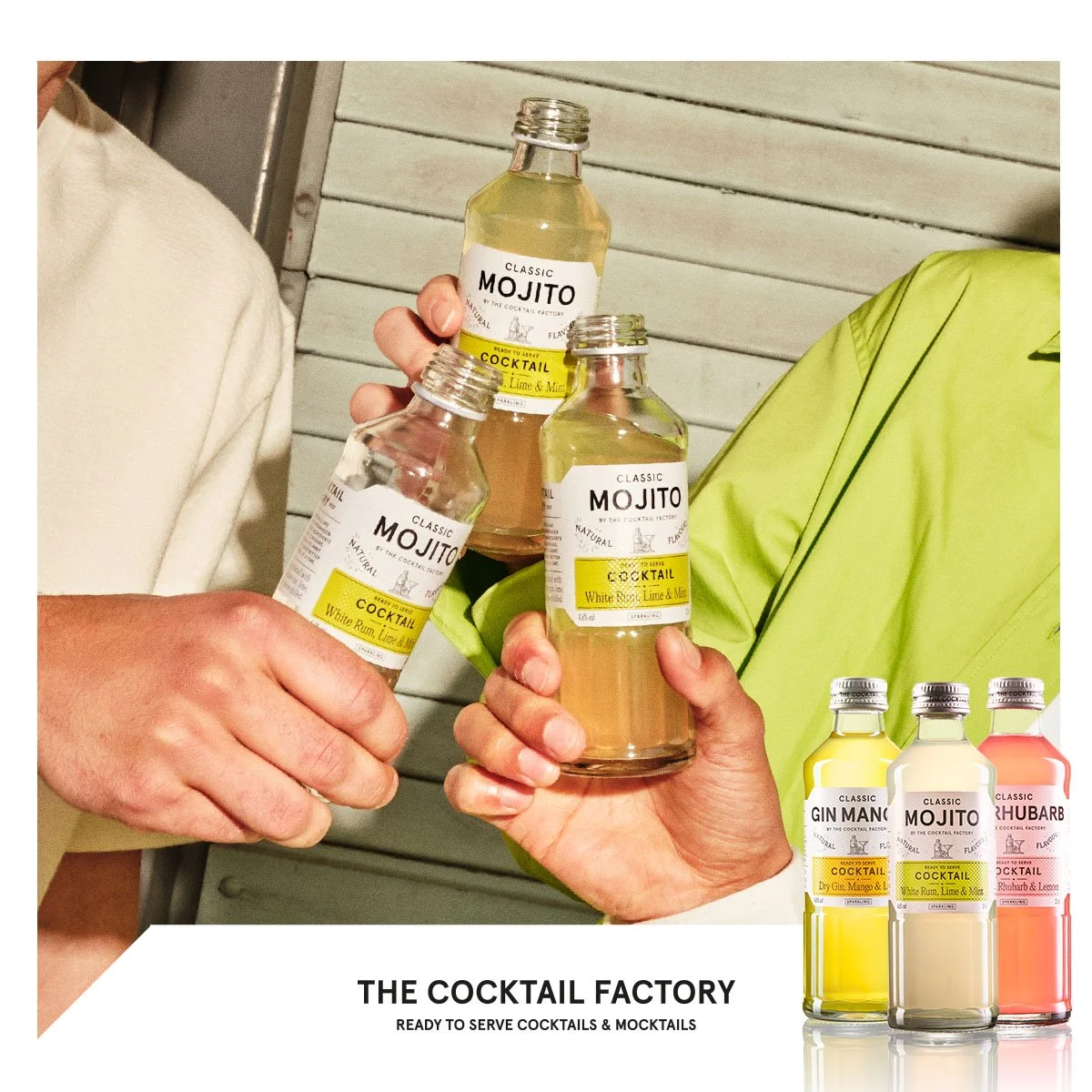 To personer holder små flasker med Mojito-cocktail, med en baggrund af træpaneler og en person i en grøn jakke. Der er produktsunde ved siden af, herunder flasker med Gin Mango, Mojito og Rabarber.