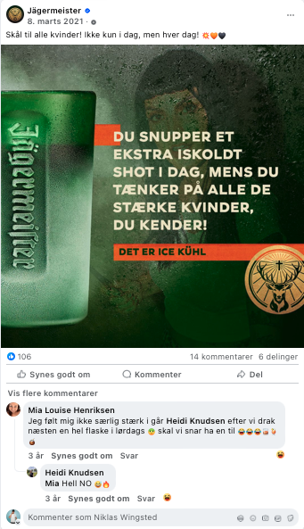 En grøn efterårscocktail i et glas med skum på toppen og en isterning, pyntet med en skive af en grøn frugt. Der er en boldtekst på billedet, der siger 'DU SNUPPER ET EKSKLUSIVT ISKOLDT SHOT I DAG, MENS DU TÆNKER PÅ ALLE DE STÆRKE KVINDER, DU DØRER!'