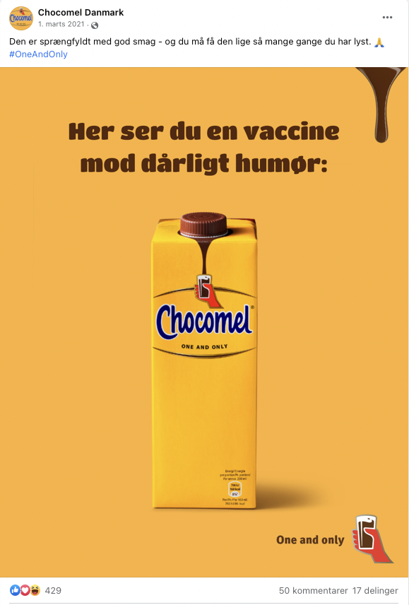 En juicekarton med chokoladesmag, der ser ud som en vaccine mod dårligt humør, med chokoladesauce, der drypper fra toppen.