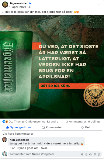 Et billede med et grønt glas af Jägermeister, tekst på dansk om aprilspøg og overraskende information. Teksten inkluderer en joke om verden og april.