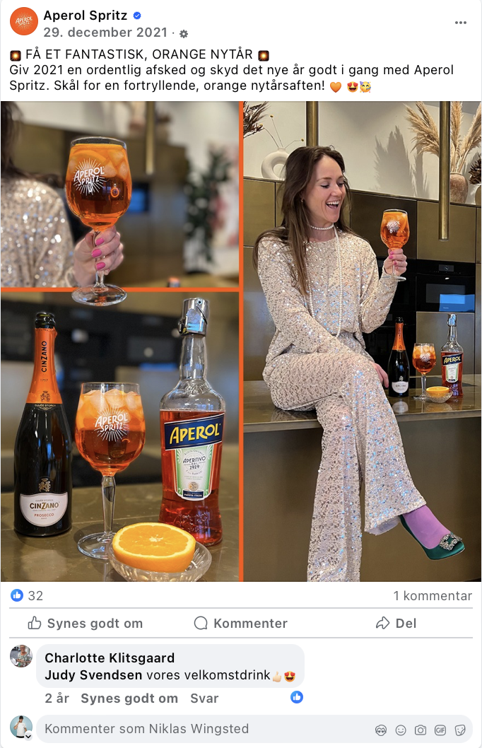 Foto af en person i glitrende fornøjelsesbeklædning, der sidder på en bordkant med en orange Aperol Spritz i hånden. Billedet er opdelt i to sektioner, hvor den venstre viser ingredienser og drikkevarer inklusive en flaske Aperol, en flaske med prose