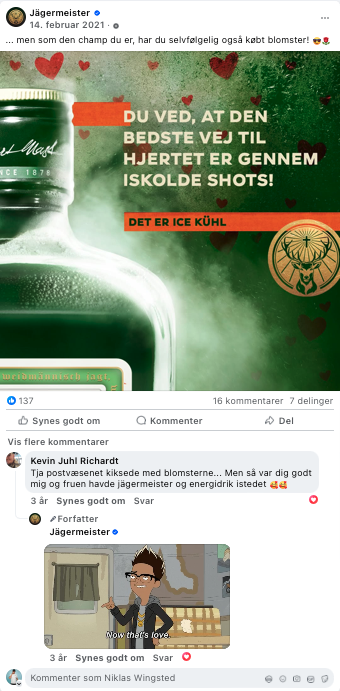 Billedet er en grafisk reklame med grøn baggrund, der indeholder en tom flaske foran med teksten i orange og hvid, der siger 'DU VED, AT DEN BEDSTE VEJ TIL HJERTET ER GENNEM ISKOLDE SHOTS!'. Der er også en logo af en hjort samt flere små røde hjerter