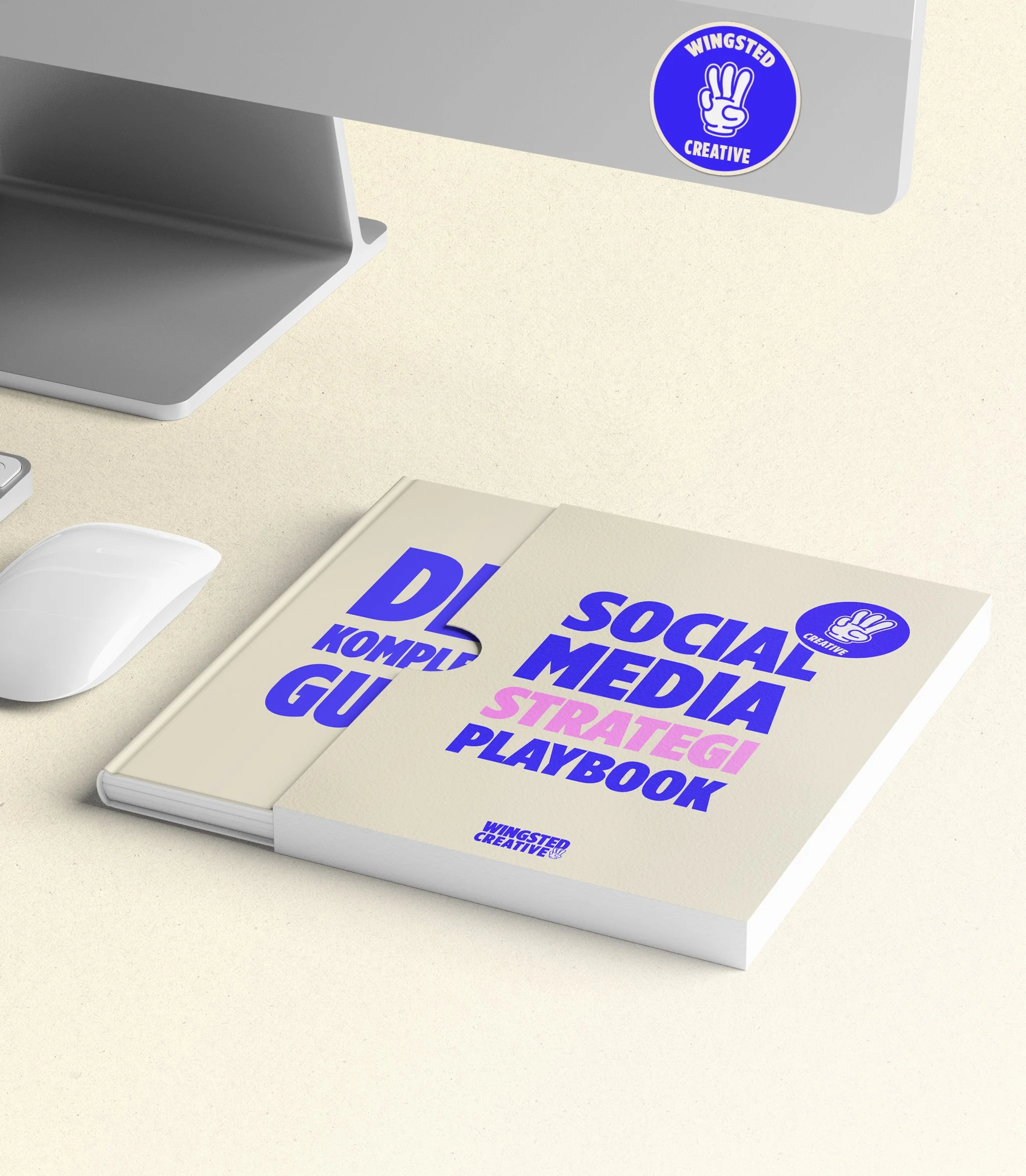 To bøger om sociale medier og strategi, placeret på en beige overflade. En mus og en computer er delvist synlige i billedets hjørne, med en Wingsted Creative sticker på computeren.