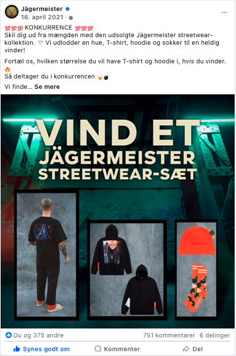 Billedet viser en konkurrence, hvor deltagerne kan vinde et streetwear-sæt med Jägermeister. Der er billeder af et sort T-shirt med Jägermeister-logo, en sort hoodie, en sort baseball cap, og et skateboard. Teksten på billedet er 'VIND ET JÄGERMEISTE